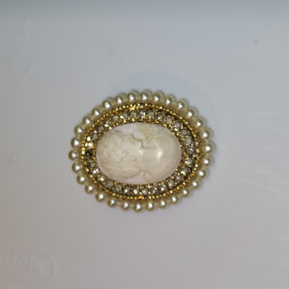 Hobe Cameo Brooch